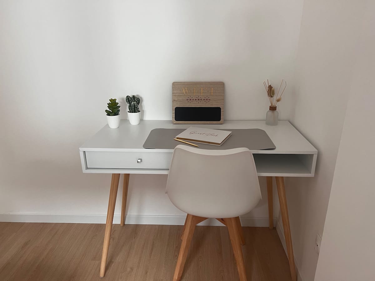 Case de Léo-Paul Suite & SPA table de travail